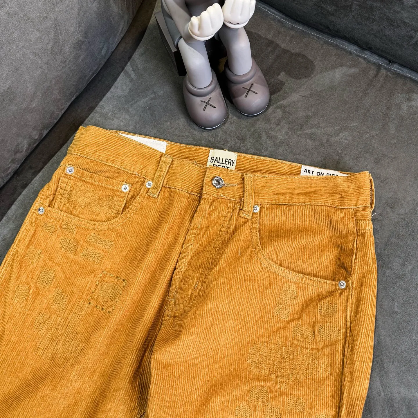 P240 Chrome Hearts Gallery 2025 corduroy spliced ​​multi-pocket couple bootcut jeans are a hot trend this season and are sought after by countless celebrities and fashionistas. The neat details of the cutting process add color to the playful fashion! The neat and meticulous design, and the well-fitting structure is unique. The upper body not only has outstanding recognition, but also looks younger and younger. A style with the ultimate wearing meaning and performance, gorgeous color matching, and the craftsmanship of this style is also extremely extraordinary. After the finished product is washed, it is disassembled and hand-made with sheepskin cross leather and then spliced ​​together to complete. The whole piece has too many craftsmanship to describe. It is decorated with patchwork cross flowers and high-waisted washed jeans! ! Absolutely high-end luxury product, a god-level single product, a super popular product, made with top heavy industry, a magic weapon that cannot be missed to hit the streets. Size: 28 30 32 34 36 Color: Yellow